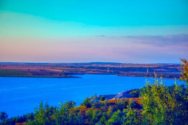 Moldova 'daki Prut nehrinin yeşil sularının güzel manzarası