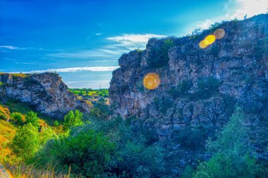 Moldova Cumhuriyeti, Varatic dağlarındaki güzel yaz manzarası. Yeşil manzara. İnanılmaz Doğa. Yeşil Çimenli ve Ağaçlı Park. Moldova 'daki kırsal manzara.