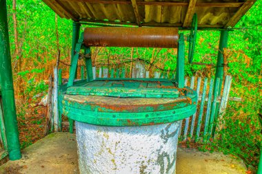 Köyde eski bir taşra kuyusu var.