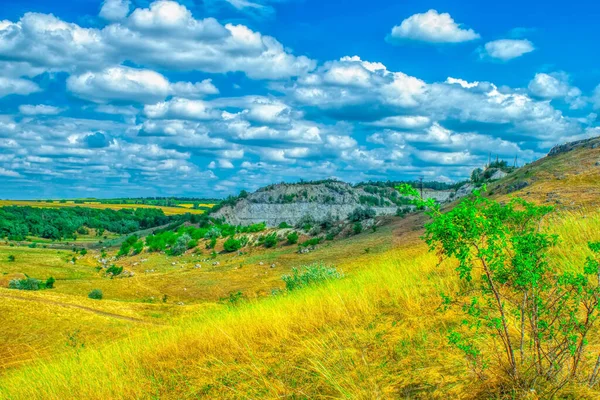 Zielone Wzgórza Łąki Leśnym Horyzontem Tle Zachmurzonego Błękitnego Nieba Charakter — Zdjęcie stockowe