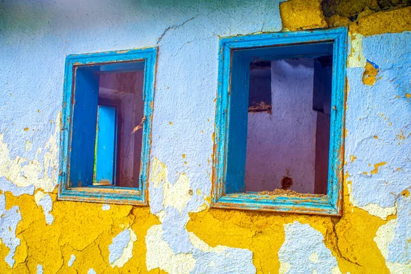 Vieille Maison Murale Abandonnée Minable Avec Fenêtres — Photo