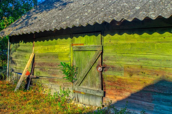 Mur Starej Wiejskiej Stodoły Drzwi Zamknięte Stalowym Zamkiem Metal Drewno — Zdjęcie stockowe