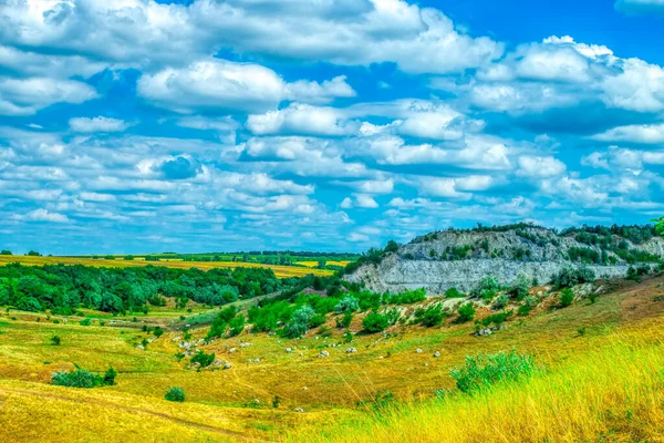 Zielone Wzgórza Łąki Leśnym Horyzontem Tle Zachmurzonego Błękitnego Nieba Charakter — Zdjęcie stockowe