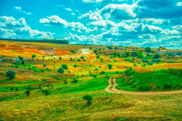 Collines Vertes Prairies Avec Horizon Forestier Contre Ciel Bleu Nuageux — Photo