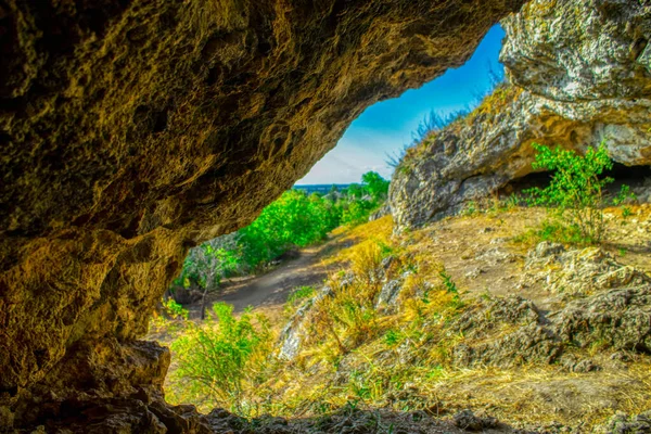 Pomnik Dziedzictwa Naturalnego Historycznego Epoki Kamienia Łupanego Duruitoarea Veche Znajduje — Zdjęcie stockowe