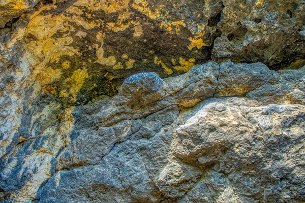 Parlak Turuncu Parlak Kahverengi Sarı Taştan Döküntü Kayalık Uçurum Doku — Stok fotoğraf