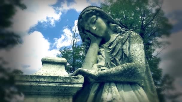 Dua Eden Bir Melek Figürü Çok Eski Bir Taş Heykel — Stok video