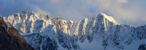 Picos de montanha cobertos de neve — Fotografia de Stock