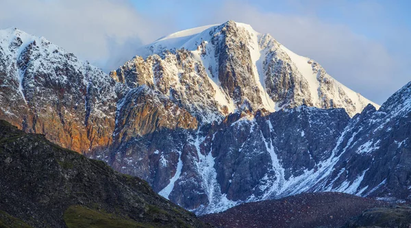 Lumière du matin sur les pentes rocheuses colorées — Photo