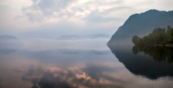 Lago Pitoresco Montanha Céu Pôr Sol Reflecte Água Nevoeiro Luz — Fotografia de Stock