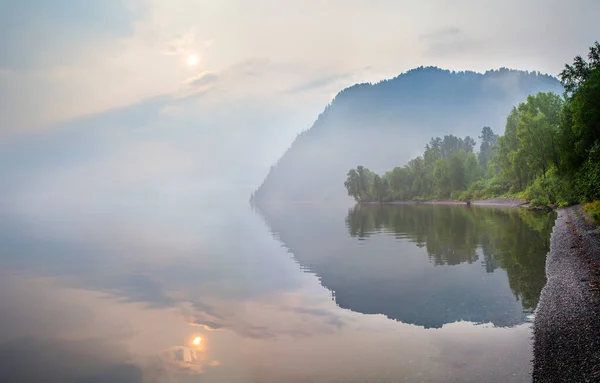 西伯利亚的野生湖泊多雾的早晨 神秘的景色 — 图库照片
