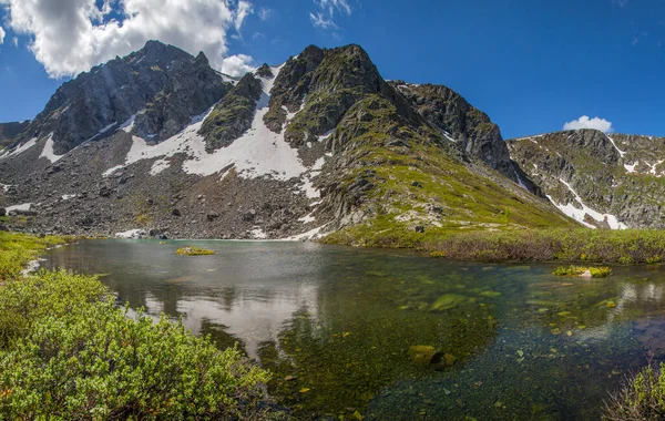 Piccolo Lago Montagna Picchi Rocciosi Nevai Primavera Montagna — Foto Stock