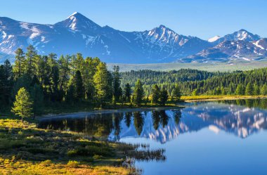 Dağ manzarası, resimli dağ gölü yaz sabahı, Altai