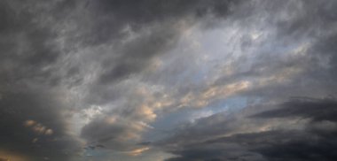 Dramatik gökyüzü arkaplanı, karanlık gökyüzünde fırtınalı bulutlar, meteoroloji