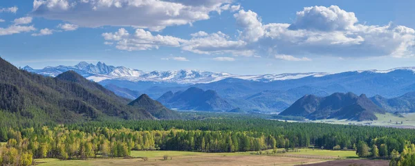 Panoramablick Berglandschaft Frühlingshafte Berghänge Und Malerischer Himmel Mit Weißen Wolken — Stockfoto