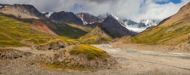 Panoramik manzara, dağ vadisi. River, ağaçsız yamaçlar. Şiddetli hava, doğal ışık.
