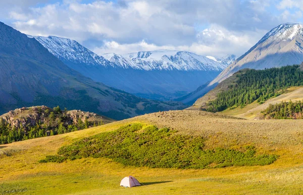 Fjällutsikt Morgonljus Branta Sluttningar Snöiga Toppar Och Skog Resor Bergen — Stockfoto