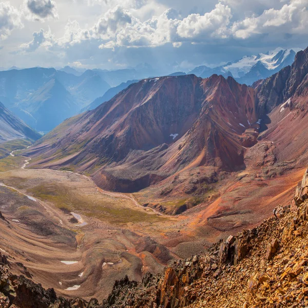 Bergslandskap Canyon Och Färgade Stenar Bergspass Vandring — Stockfoto