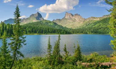 Resimli bir dağ gölü manzarası. Sayan Dağları, Ergaki, Rusya 'ya seyahat eder. Yaz yeşillikleri ve kayalık tepeler. Sibirya doğası.