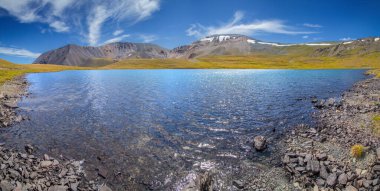 Mavi alp gölü, dağlarda yaz yolculuğu.
