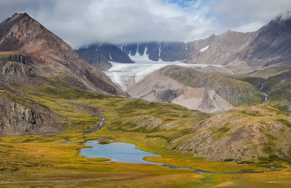 Berg Landskap Toppar Molnen Och Liten Sjö Dalen — Stockfoto