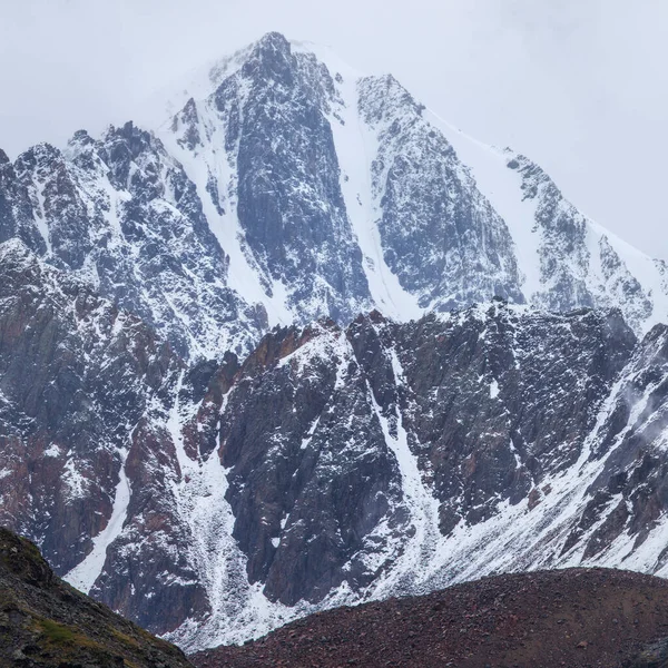 Felsiger Gipfel Natürlichem Licht Bergtourismus Und Bergsteigen — Stockfoto