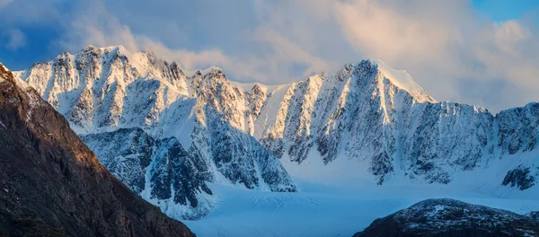 Panorama Montanha Picos Montanha Cobertos Neve Luz Manhã Viajar Nas — Fotografia de Stock