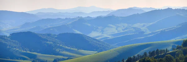 Este Köd Hegyekben Naplemente Szcenírozott Panoráma — Stock Fotó