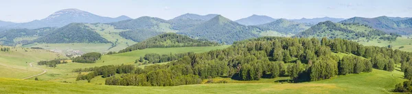 Panoramatický Výhled Hory Jasné Sluneční Světlo Jarní Zeleň Lesů Luk — Stock fotografie