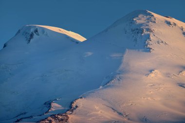 Şafak vakti Elbrus 'un tepeleri, Kafkaslar, doğal altyapılar, minimalizm manzarası