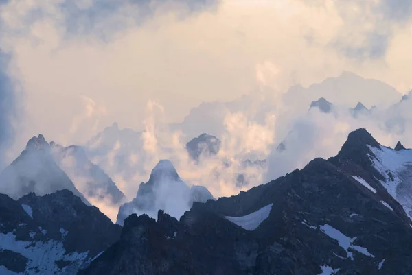 Mountain Peaks Clouds Rocks Snow Beautiful Dawn Light — Photo