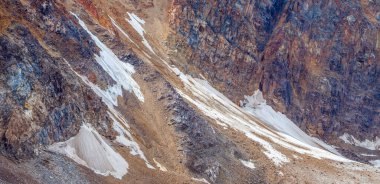 Kaya duvar, yamaçta kar, doğal arka plan.