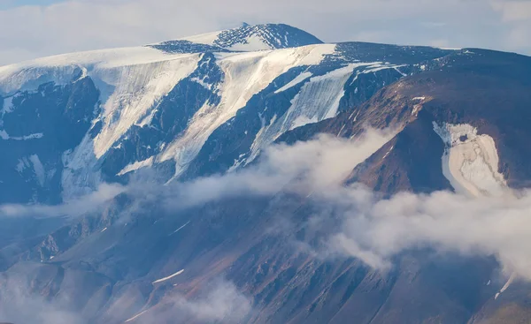 Des Sommets Enneigés Élèvent Dessus Des Nuages Alpinisme — Photo