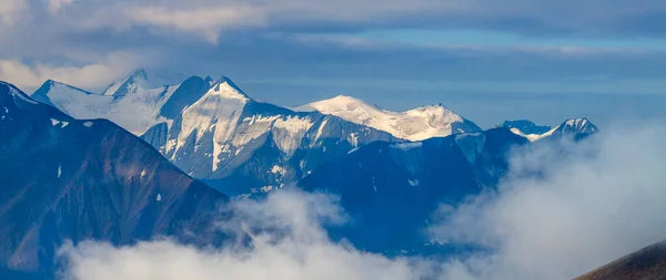 Снігові Гірські Вершини Піднімаються Над Хмарами Альпінізм — стокове фото