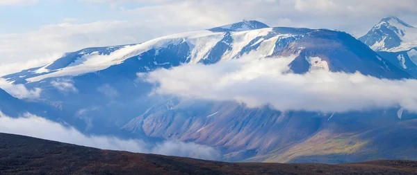 Des Sommets Enneigés Élèvent Dessus Des Nuages Vue Panoramique — Photo