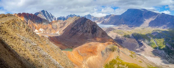 Ορεινό Τοπίο Φαράγγι Και Χρωματιστές Πέτρες Βουνό Πέρασμα Πεζοπορία Πανοραμική — Φωτογραφία Αρχείου
