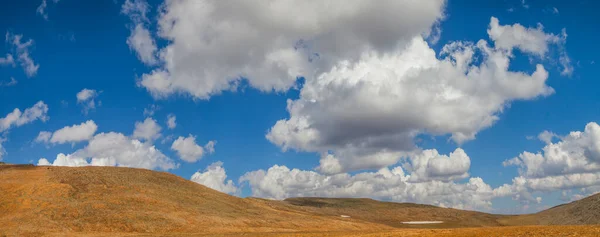 Çöl Tepeleri Beyaz Bulutlu Panoramik Manzaralı Mavi Gökyüzü — Stok fotoğraf