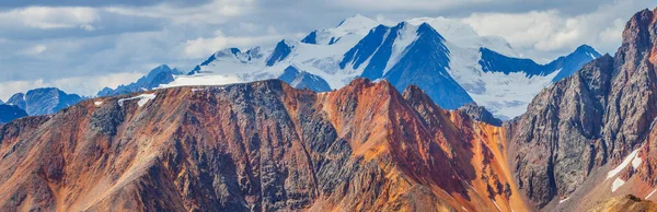 Scogliere Colorate Cime Innevate Tempo Nuvoloso Luce Del Mattino Vista — Foto Stock