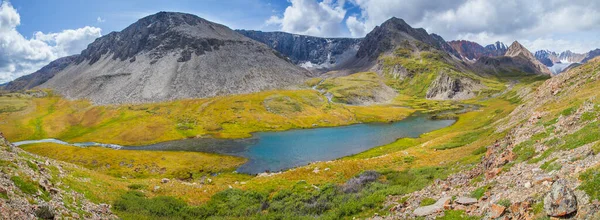 Гірська Долина Сонячний Літній День Озеро Серед Гірських Тундри Зелених — стокове фото