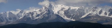 Karla kaplı dağ sırası, manzara manzarası, Altai. Dağlarda gezmek, tırmanmak. 
