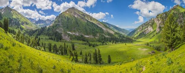 Panoramic Mountain View Picturesque Valley Summer Greens Blue Sky White — Stockfoto