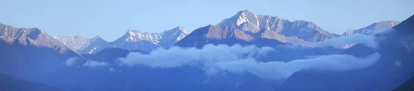 Dağ Sırasının Panoramik Manzarası Mavi Sis — Stok fotoğraf