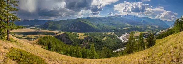 Nad Horským Údolím Teče Řeka Mezi Horami Altai — Stock fotografie