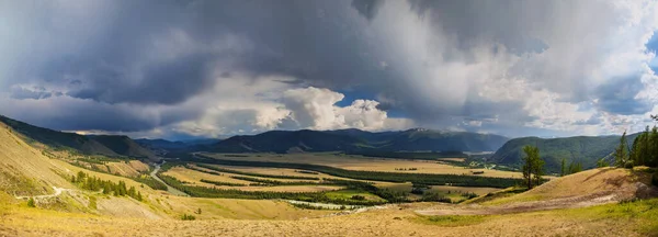Hegyi Völgy Felett Folyik Folyó Hegyek Között Altai Viharos Panorámás — Stock Fotó