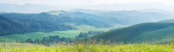 Krajobraz Wiejski Malownicza Dolina Panoramiczny Widok Góry Niebieska Mgła Letnie — Zdjęcie stockowe