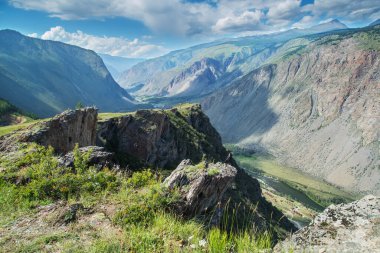 Derin bir dağ geçidinde, yaz manzarası