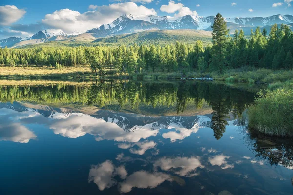 Pittoresk Fjällsjö Sommaren Altai Vacker Reflektion Berg Himmel Och Vita — Stockfoto