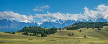 Dağ manzarası, güneşli bir yaz günü. Panoramik manzara. Dağlarda dolaşmak, yürüyüş yapmak. 