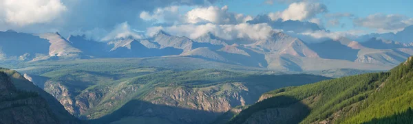 Catena Montuosa Vista Panoramica Cime Tra Nuvole Luce Della Sera — Foto Stock