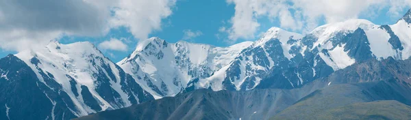Picos Montanha Cobertos Neve Viajar Nas Montanhas Escalar Vista Panorâmica — Fotografia de Stock